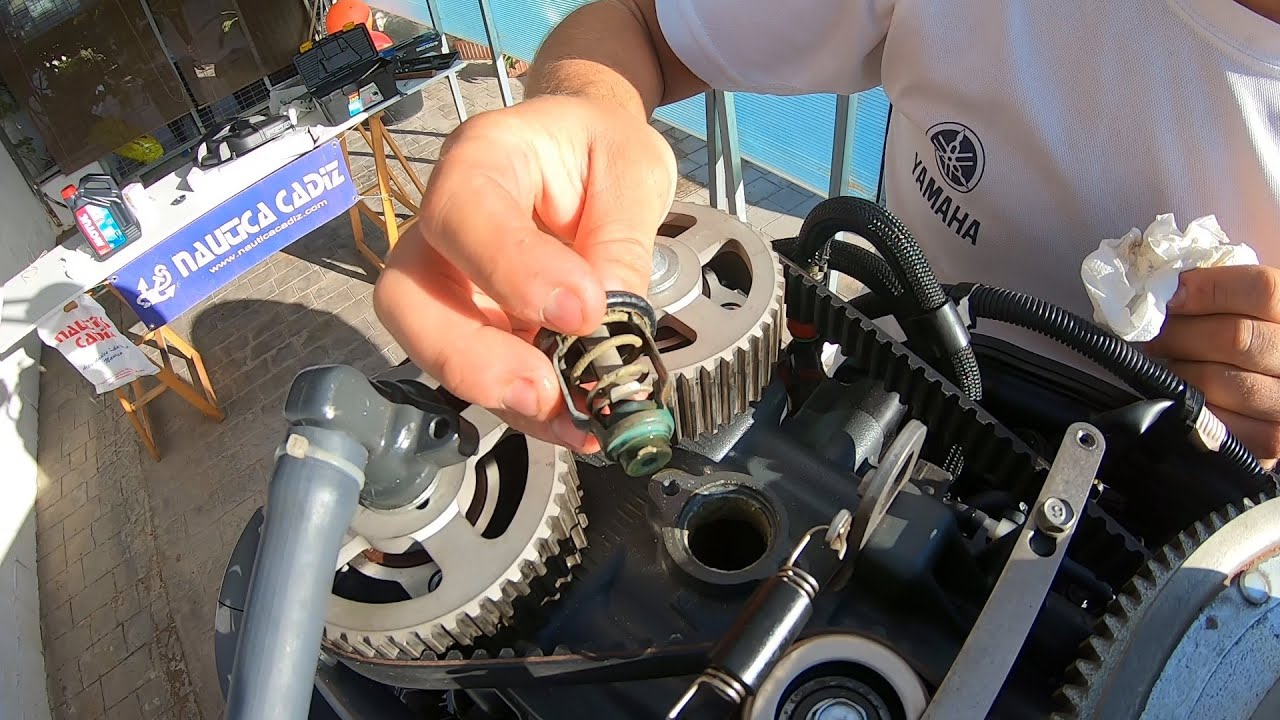 mantenimiento o sustitución del termostato de un Yamaha fueraborda