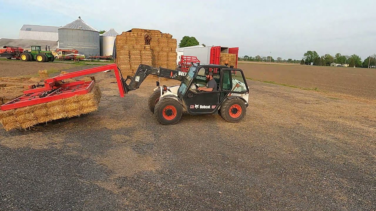 Loading small square bales with a loading table