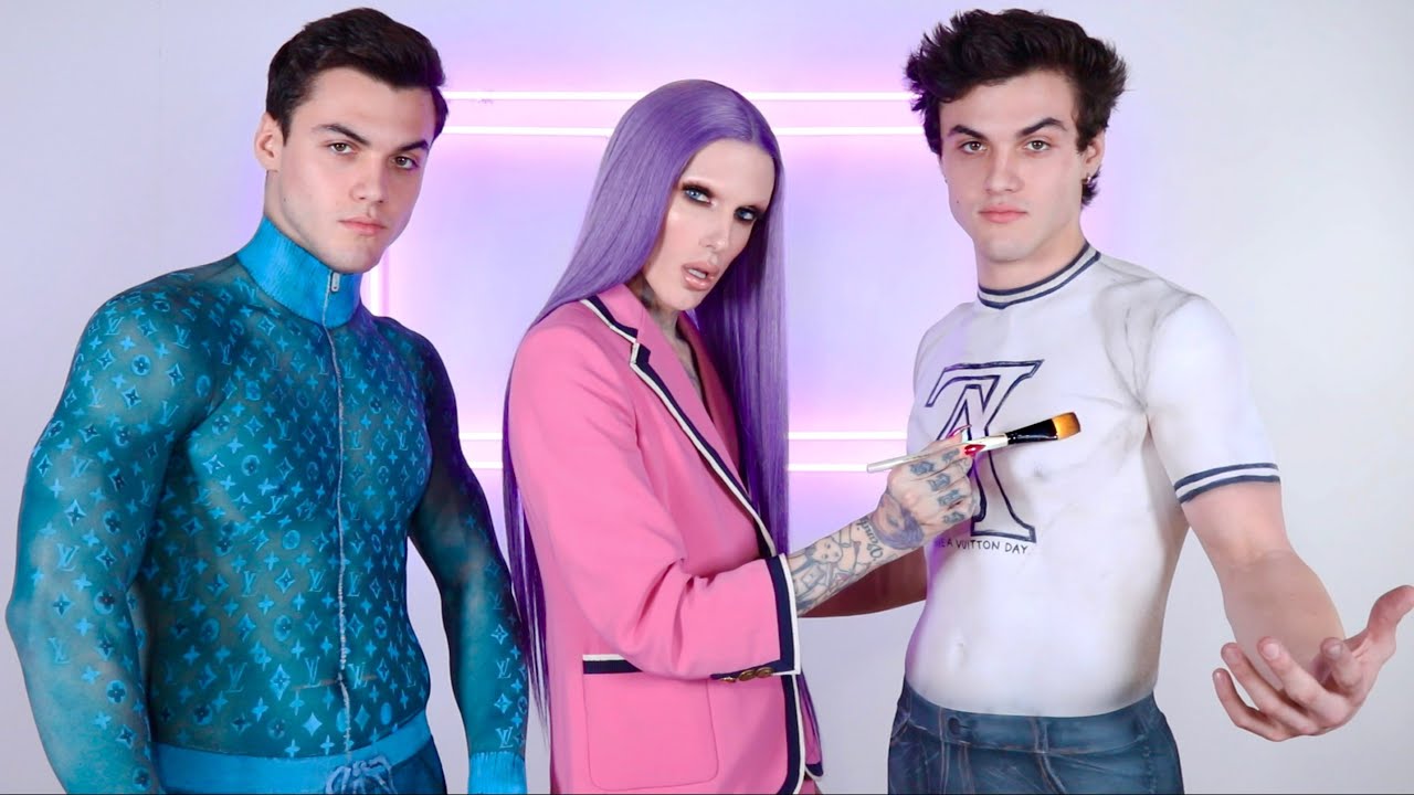 Одежда с росписью на теле близнецов Долан