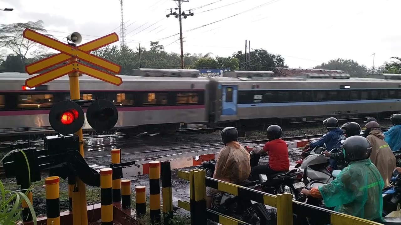 RAILWAY CROSSING||KA RANGGAJTI||PALANG PINTU KERETA API INDONESIA 