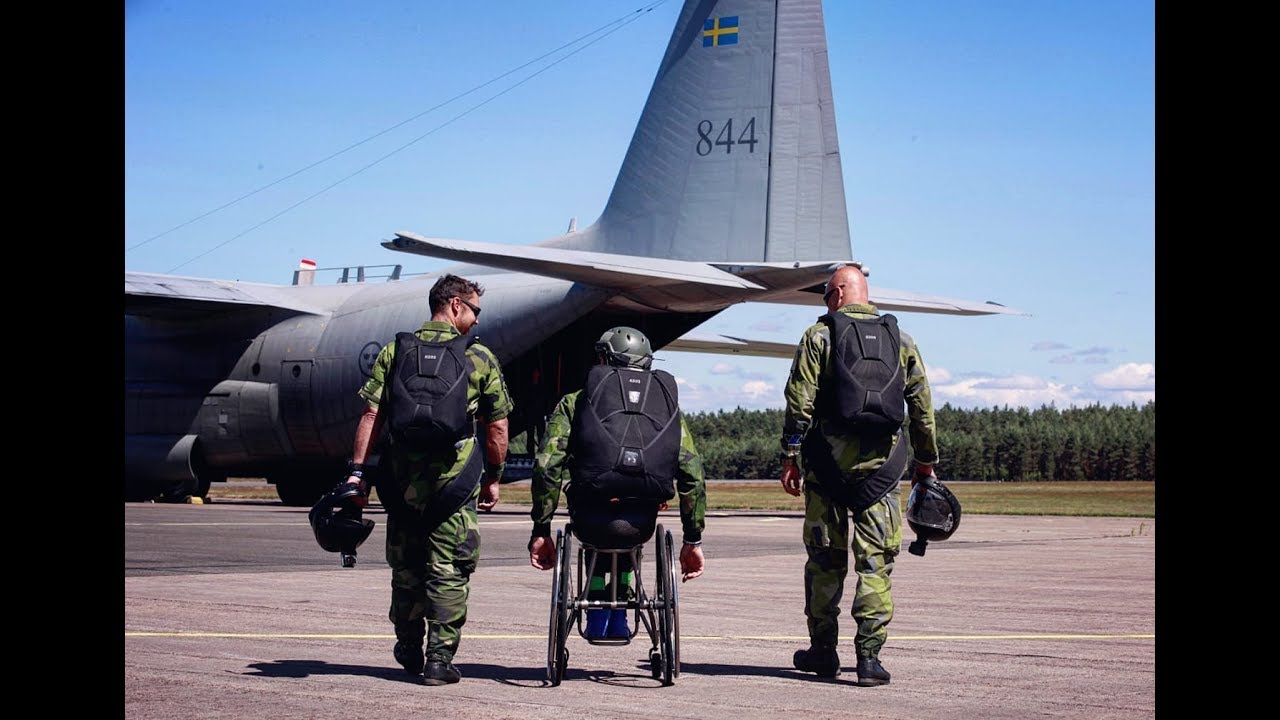 Aron Andersson provar militär fallskärmshoppning
