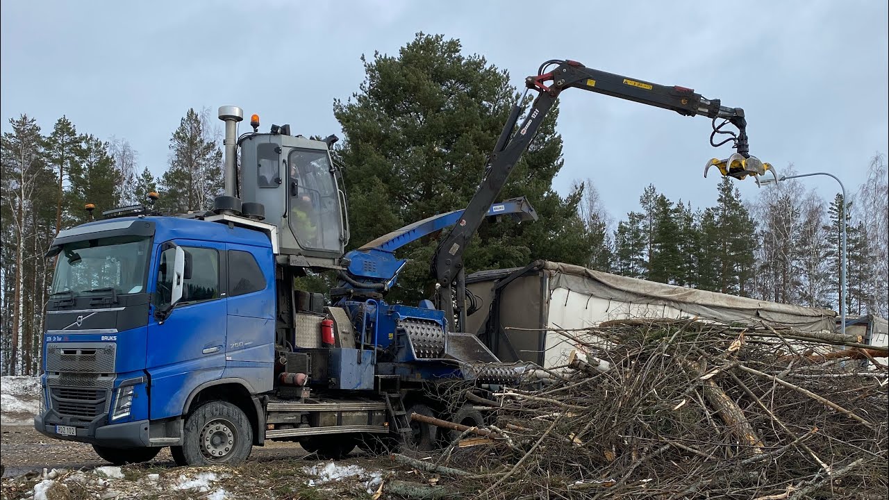 Jonas flisar energi flis med Volvo 750 ovh Bruks 1006 flishugg!.