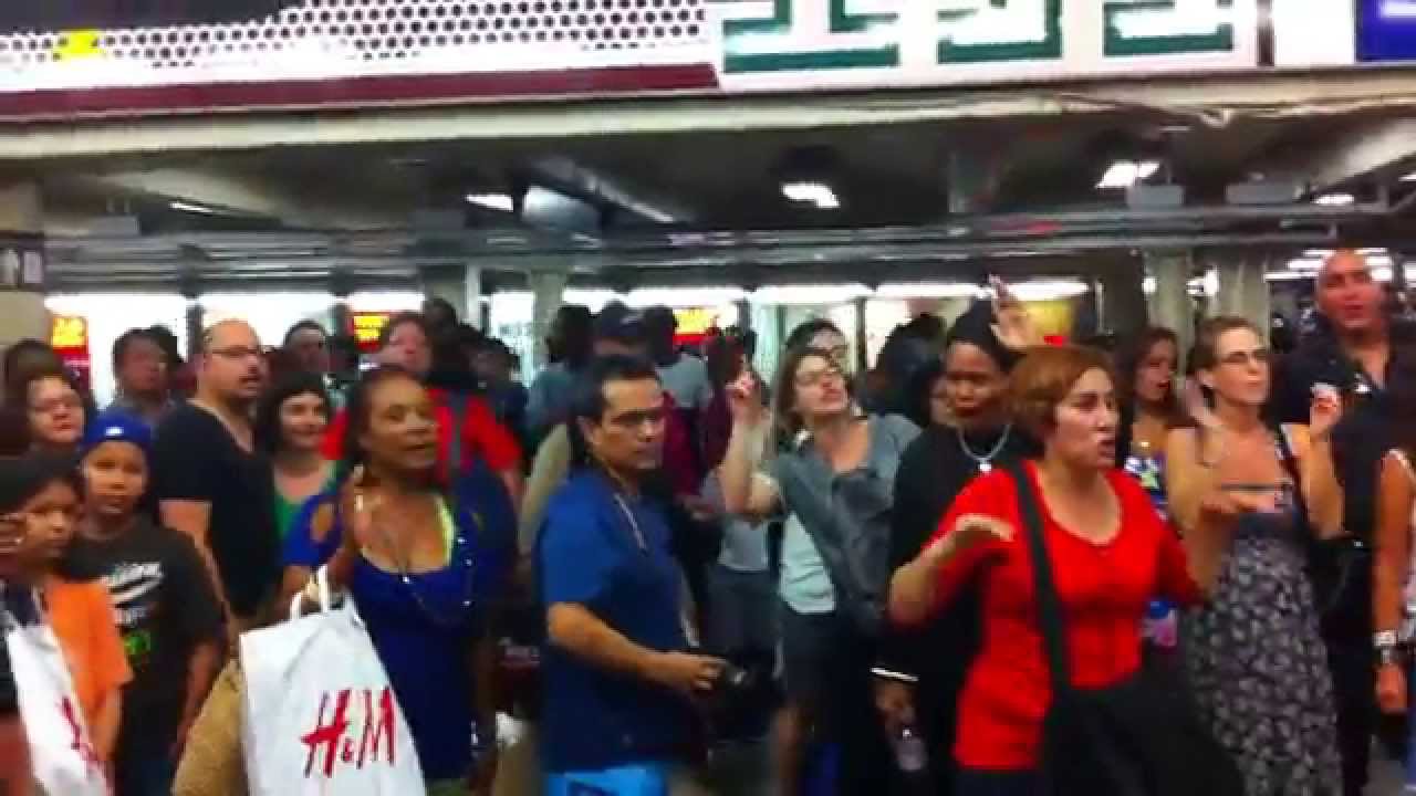 The Meetles - Hey Jude Sing-Along - Times Square 8-16-14