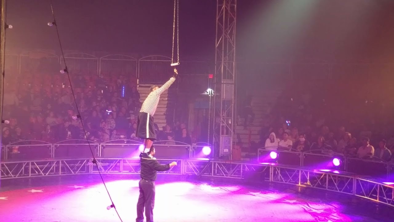CIRCUS VARGAS PULL UP BAR  PERFORMANCE VAL DE FUN   ARTIST -CLOWN  MAY 2022 VERY FUNNY