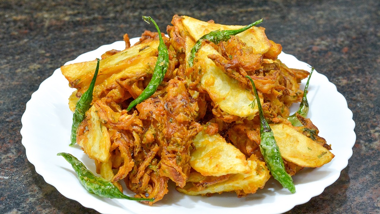 यूट्यूबवर पहिल्यांदाच कांदा बटाट्याची अशी भन्नाट भजी जी तुम्ही कधीच पाहिली नसेल |Batata Kanda Pakoda