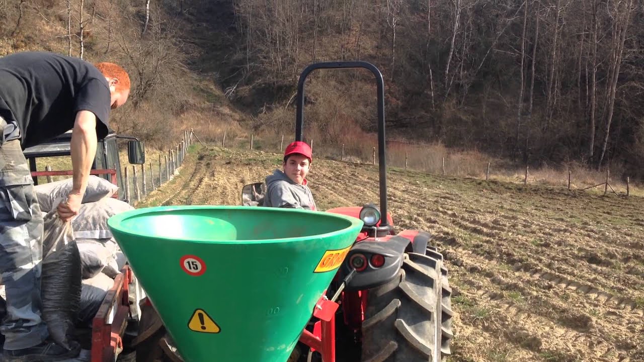 Riempimento spargiconcime con pollina