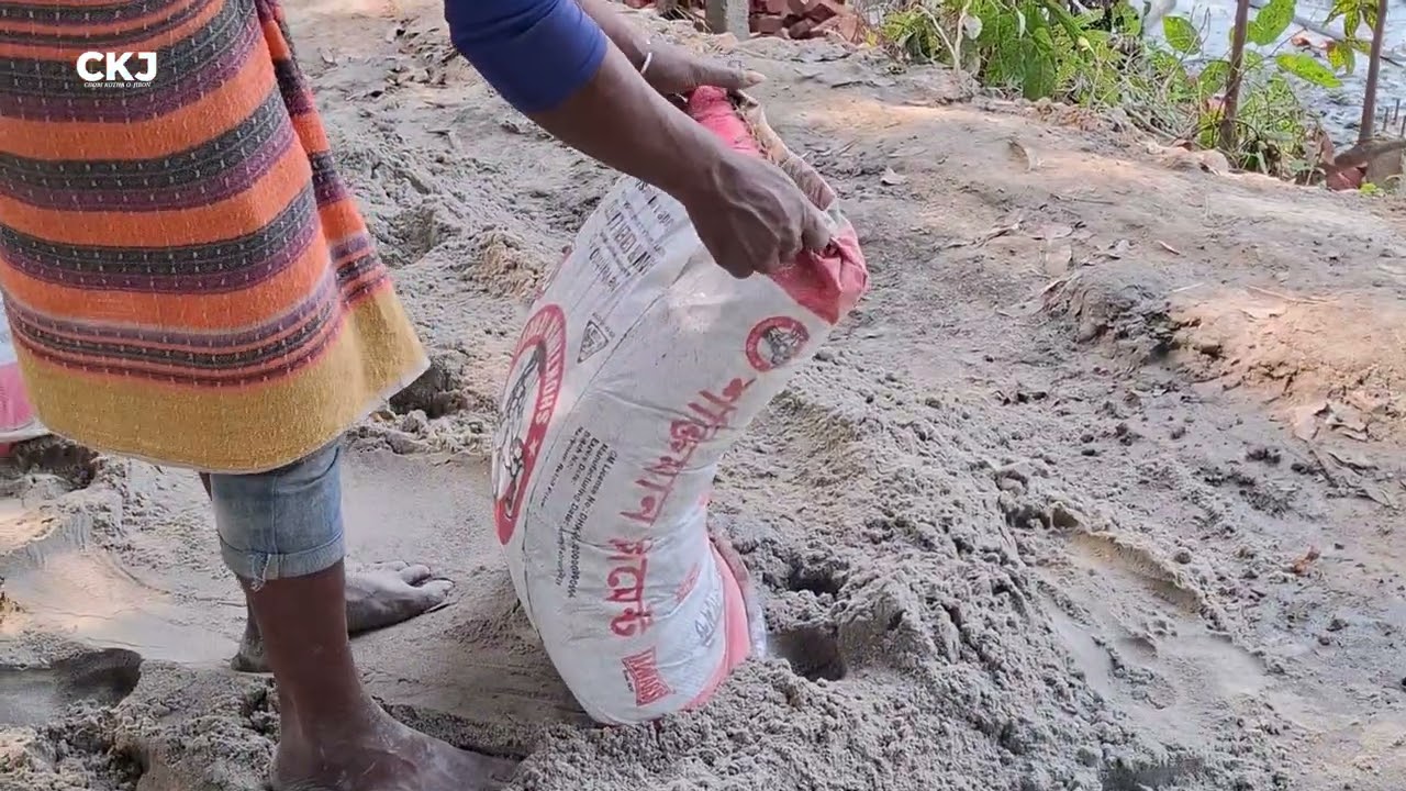পানির ড্রেজিং পদ্ধতিতে রাস্তার পাশে পিলার বসানোর কাজ। সম্পূর্ণ ভিডিও দেখবেন 