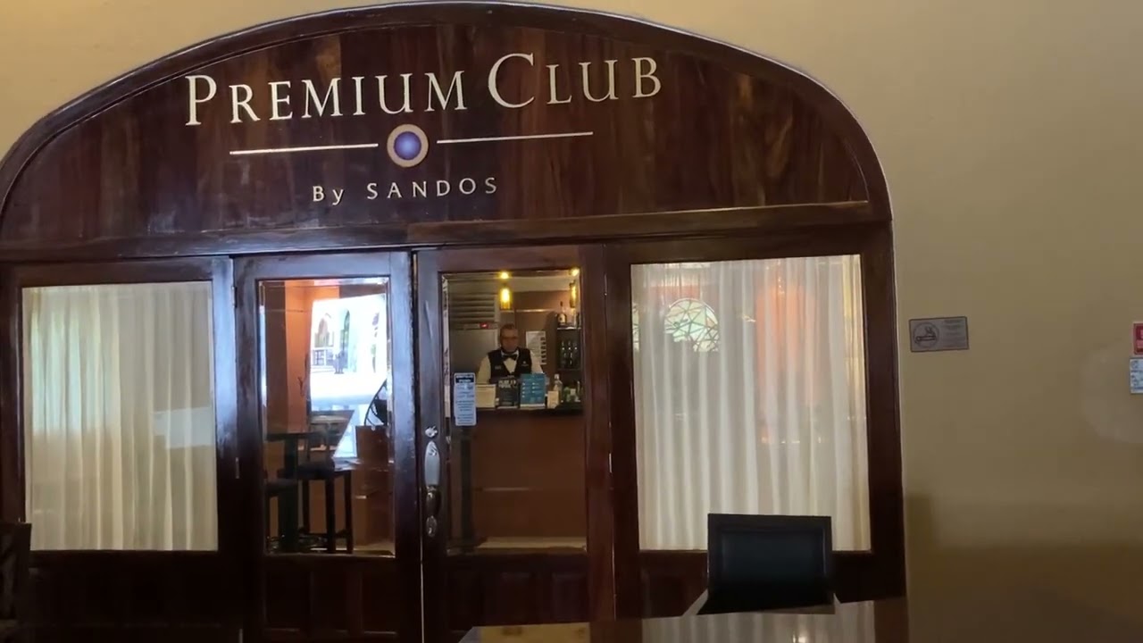 Sandos Playacar members only bar  one of two located in the pavillion