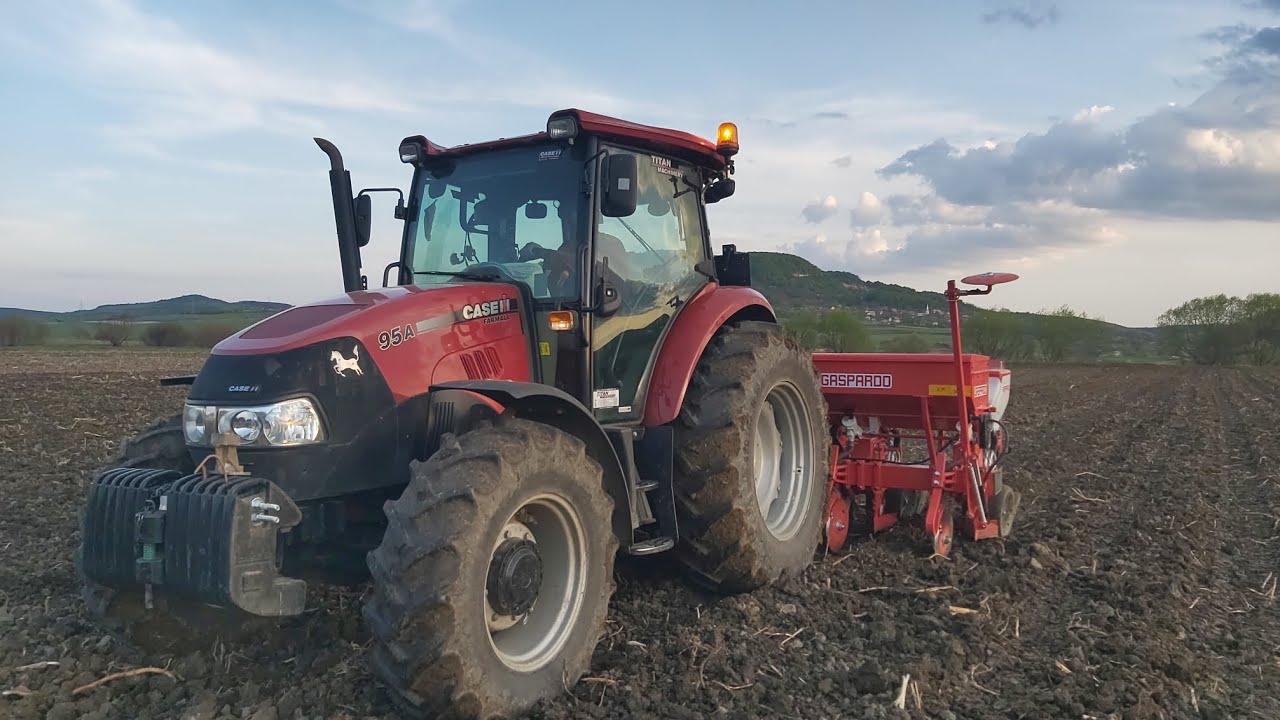 Case IH Farmall 95A și Maschio Gaspardo MT6 la semanat porumb