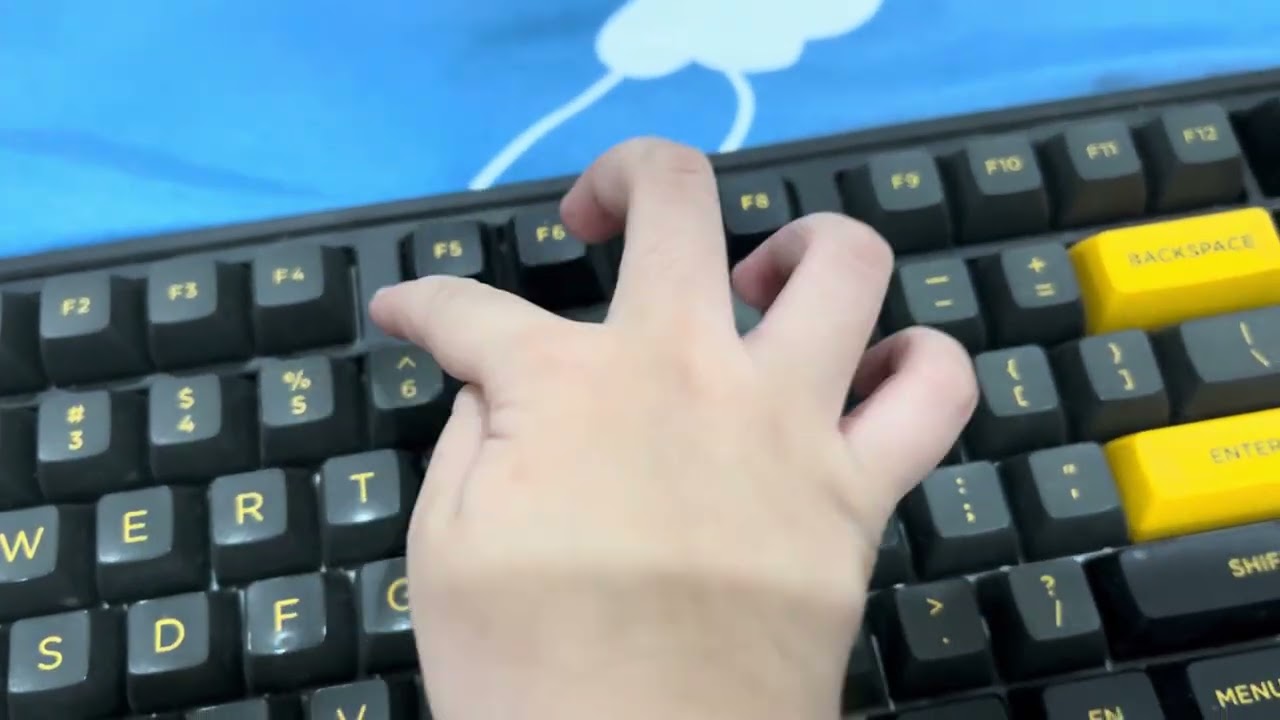 Bé tập đánh vần ABC