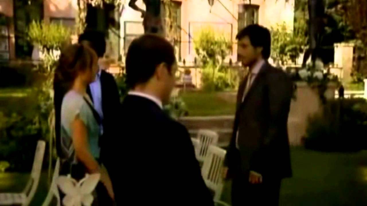 Lucas (Hugo Silva) y Sara (Michelle Jenner) *Kiss me*