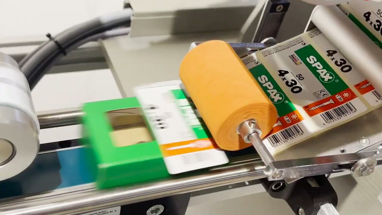 Etikettierung von befüllten Faltschachteln mit U-Etikett | bb-automation.com | Modell VFP120 T U