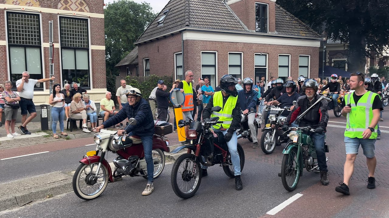 Klassieke Brommers kijken op de Oldtimerdag in Ruinerwold 2025.