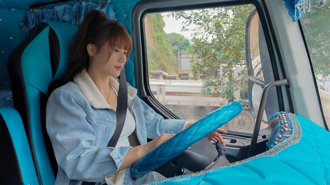 Hotgirl lái xe tải 30 tấn bon bon trên đường miền núi, bê gạch như cánh mày râu | VTC News