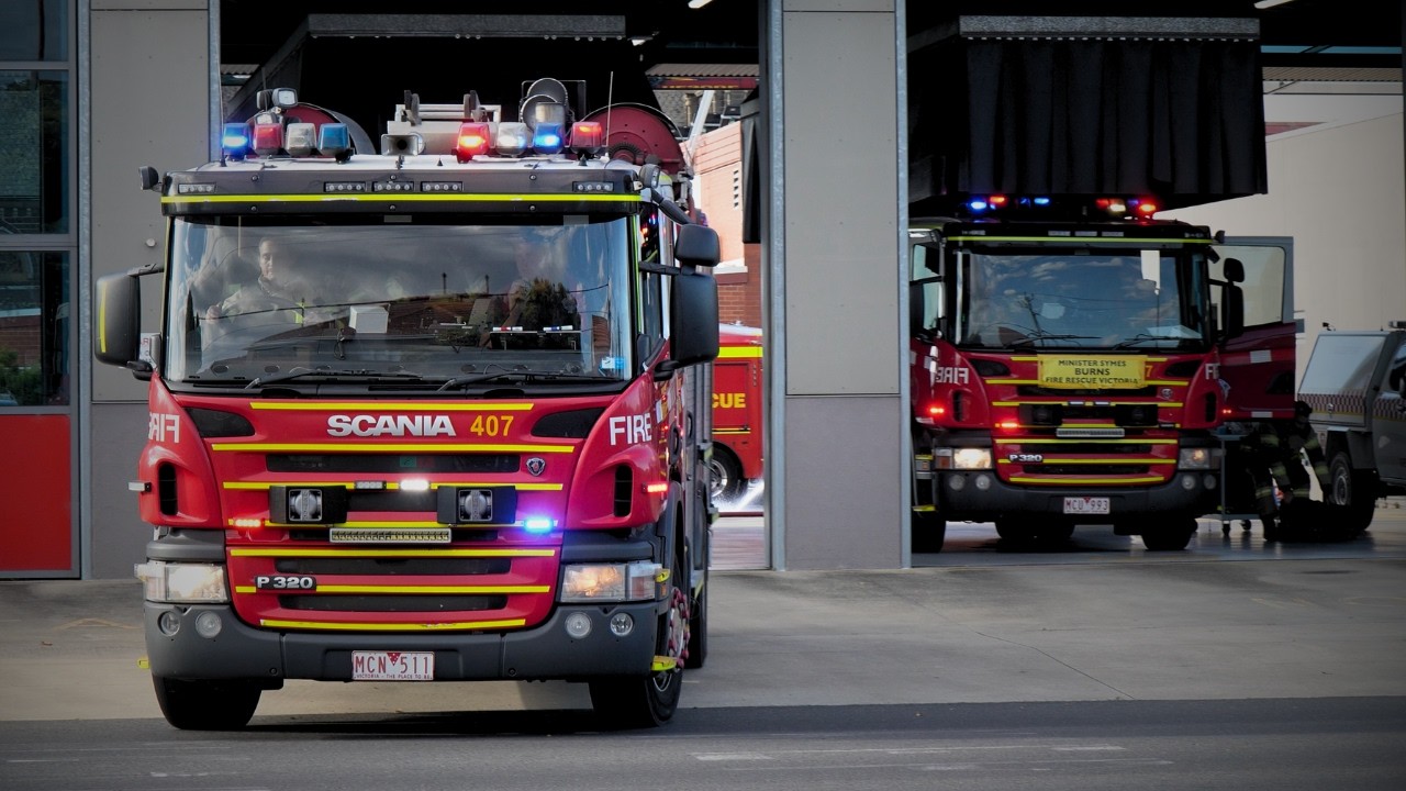 ⁴ᴷ FRV | Pumper 55 Turning out with Pumper 63B to Smoke Issuing