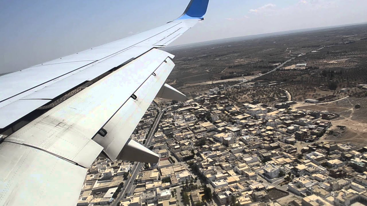 Boeing 737 800 smatr Wings   Landing  av Monastir airport-Tunisia