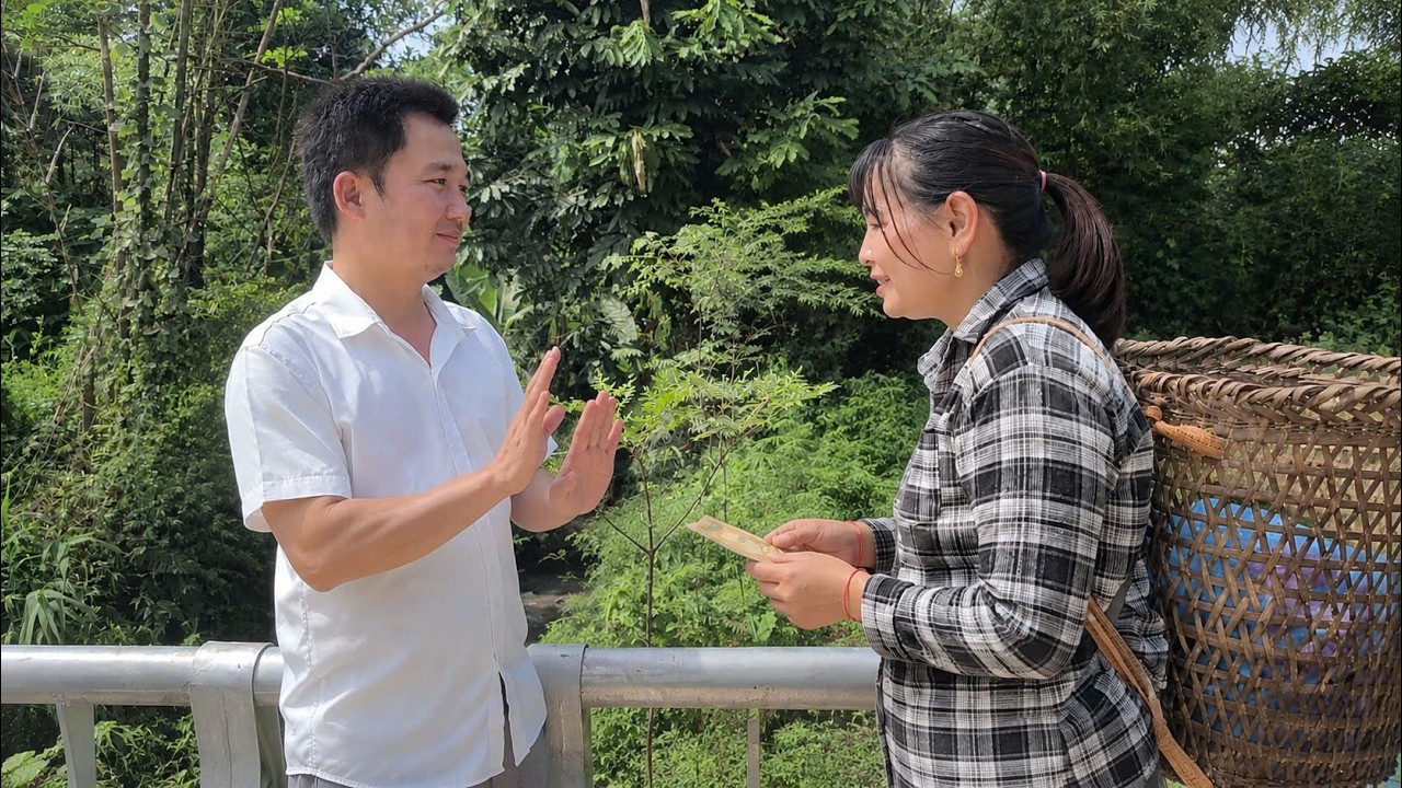 Engineer Chu and Thu met by chance. Thu wanted to pay, but Chu refused.