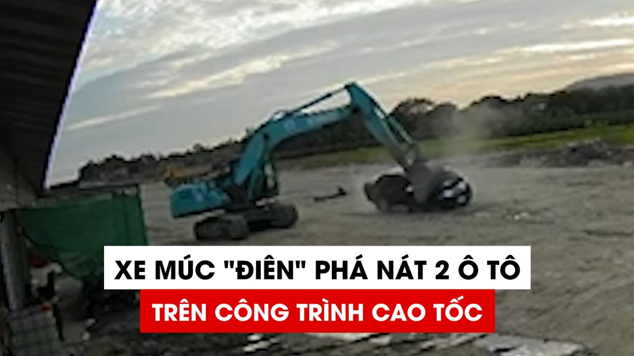Kinh hãi cảnh xe múc “điên” phá nát 2 ô tô trên công trình cao tốc