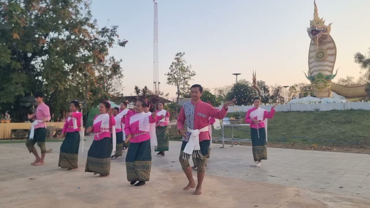 รำอวยพรให้ผู้ใหญ่ใจดีวันคล้ายวันเกิด..เหมานางรำทั้งนา..