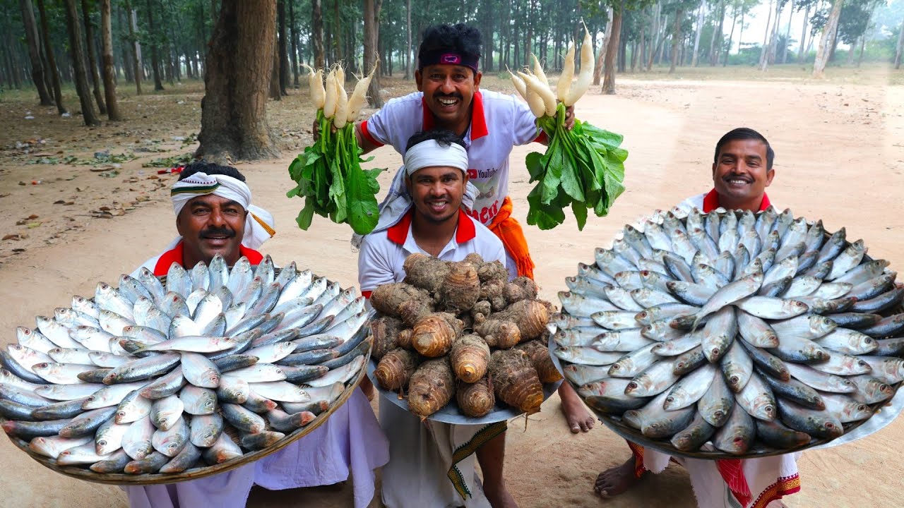 Bengali famous Ghot kochu diye Khoyra Ilish recipe | Taro root and fish curry for village people