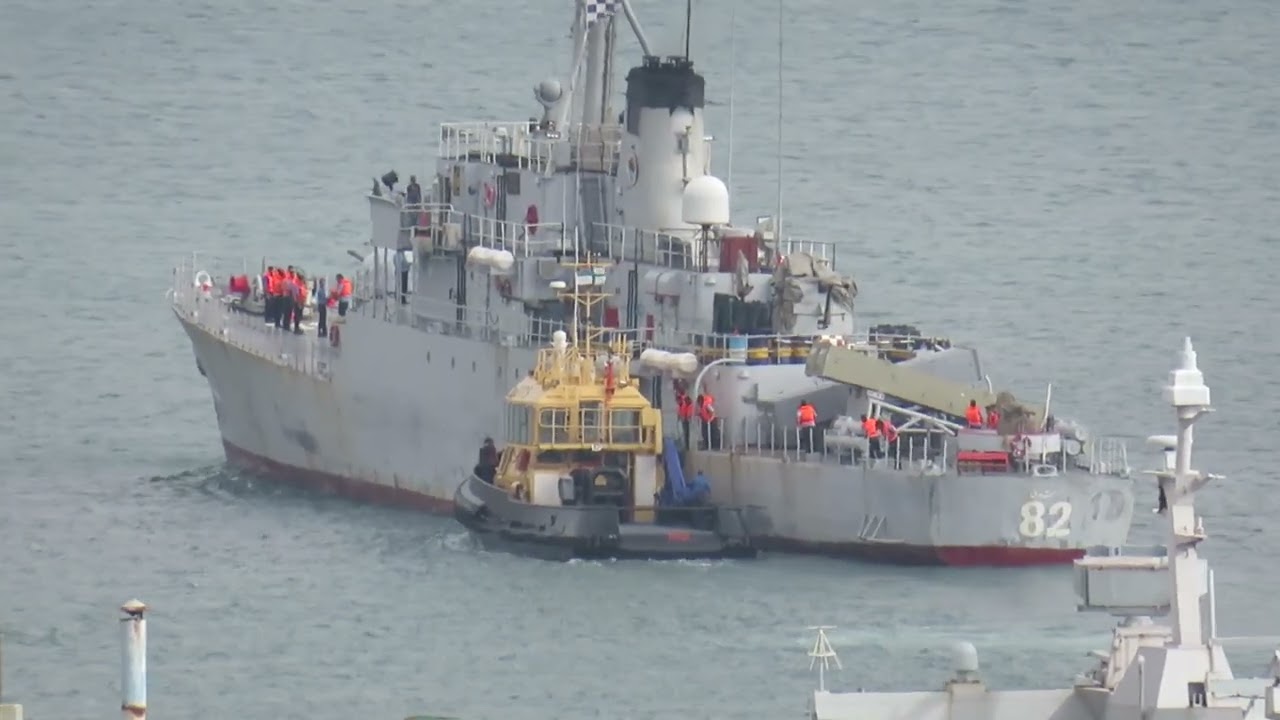 IRIS Naghdi departing Simons Town and pilot getting off