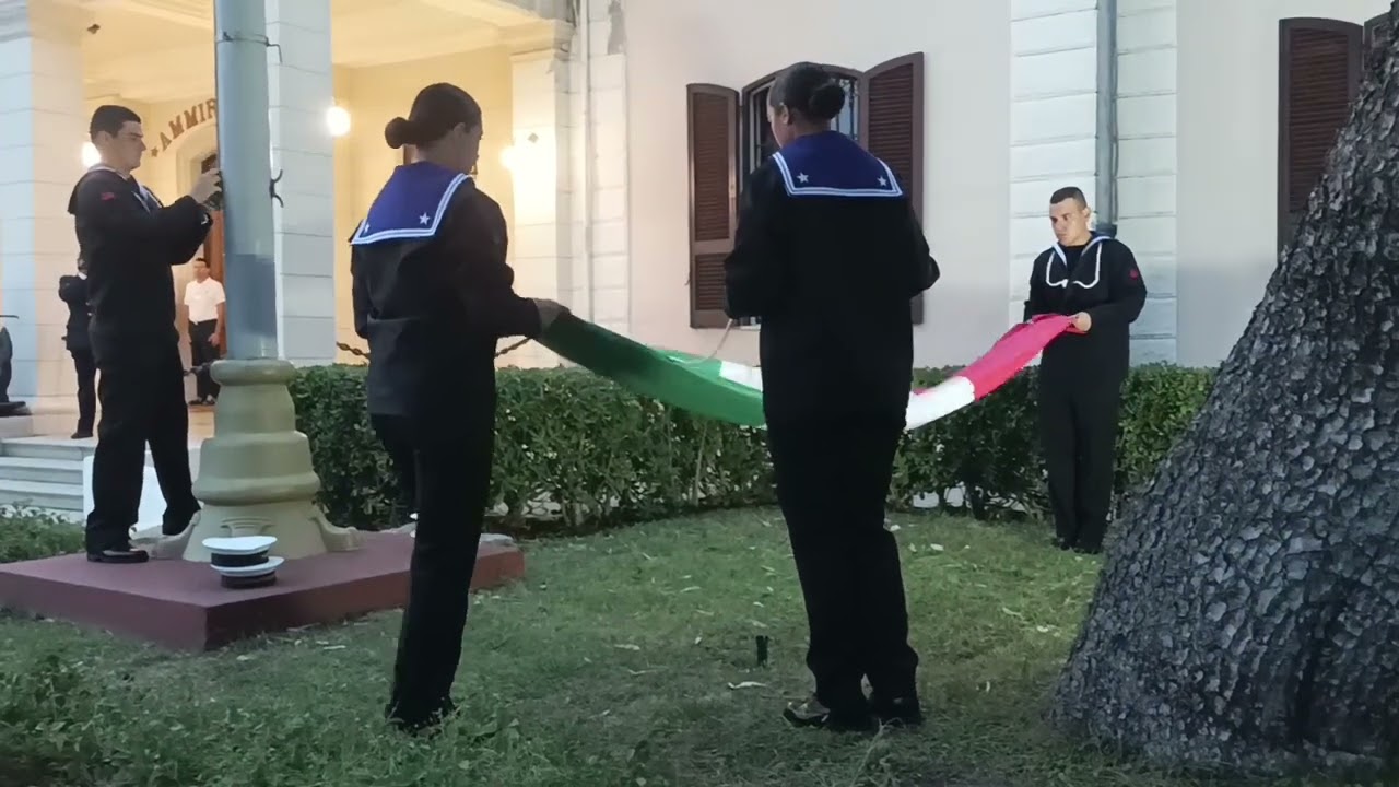Ammainabandiera. Il Comando della Scuola Sottufficiali Marina Militare di La Maddalena