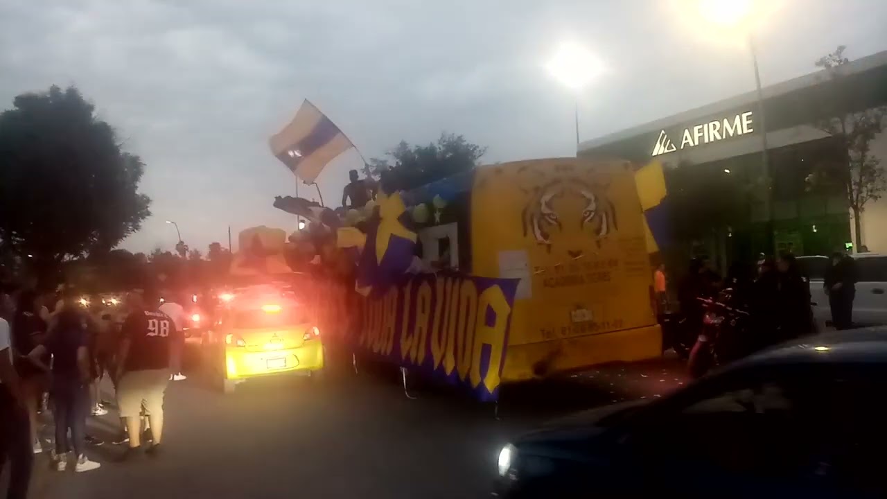 Llegada de Paseo San Nicolás libres y lokos vs Juárez