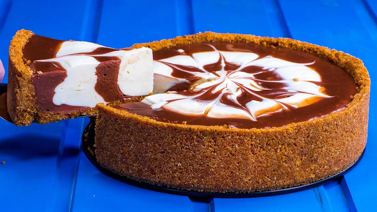 Zaledwie z 4 składników przygotował pyszny czekoladowy cheesecake BEZ PIECZENIA! | Smaczny.TV