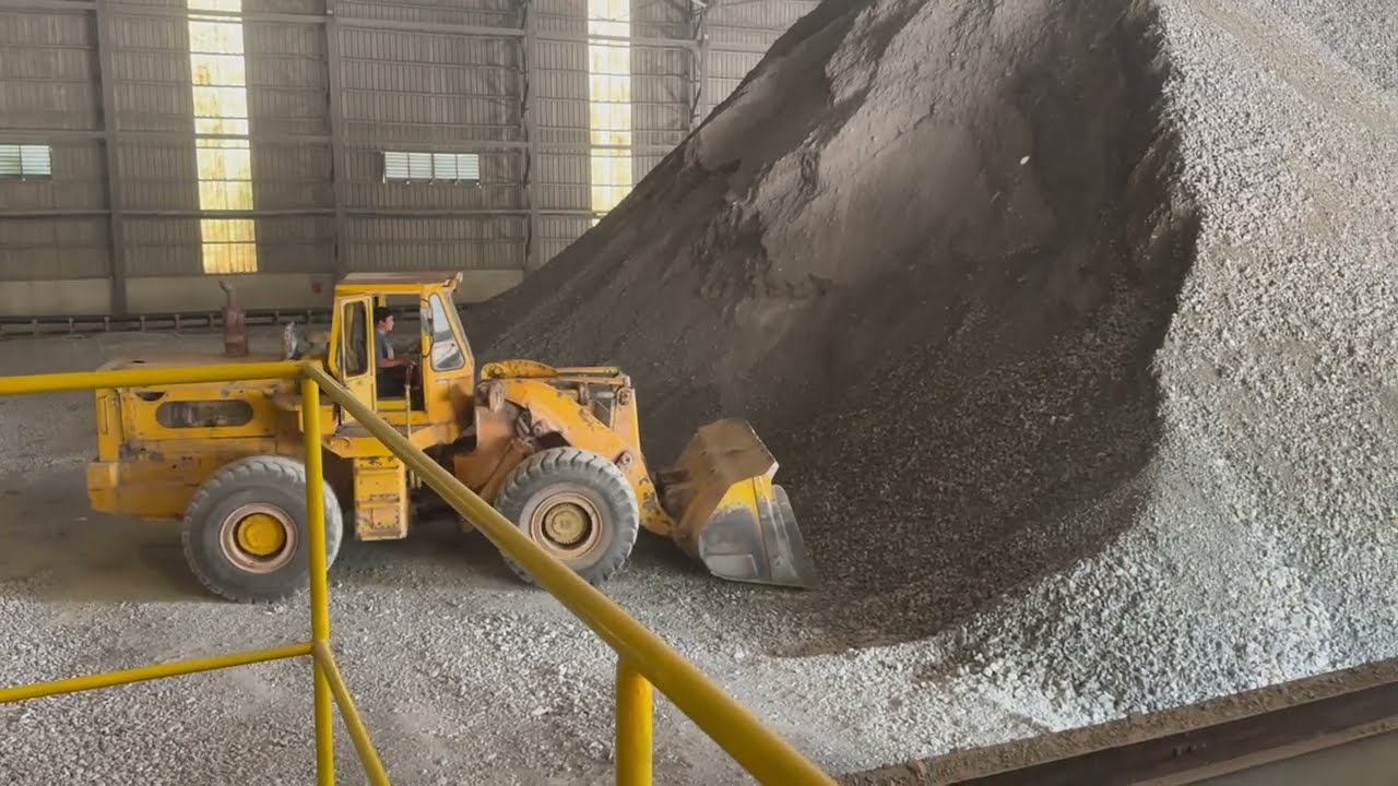 Transporting premix limestone to conveyor belts in the cement industry