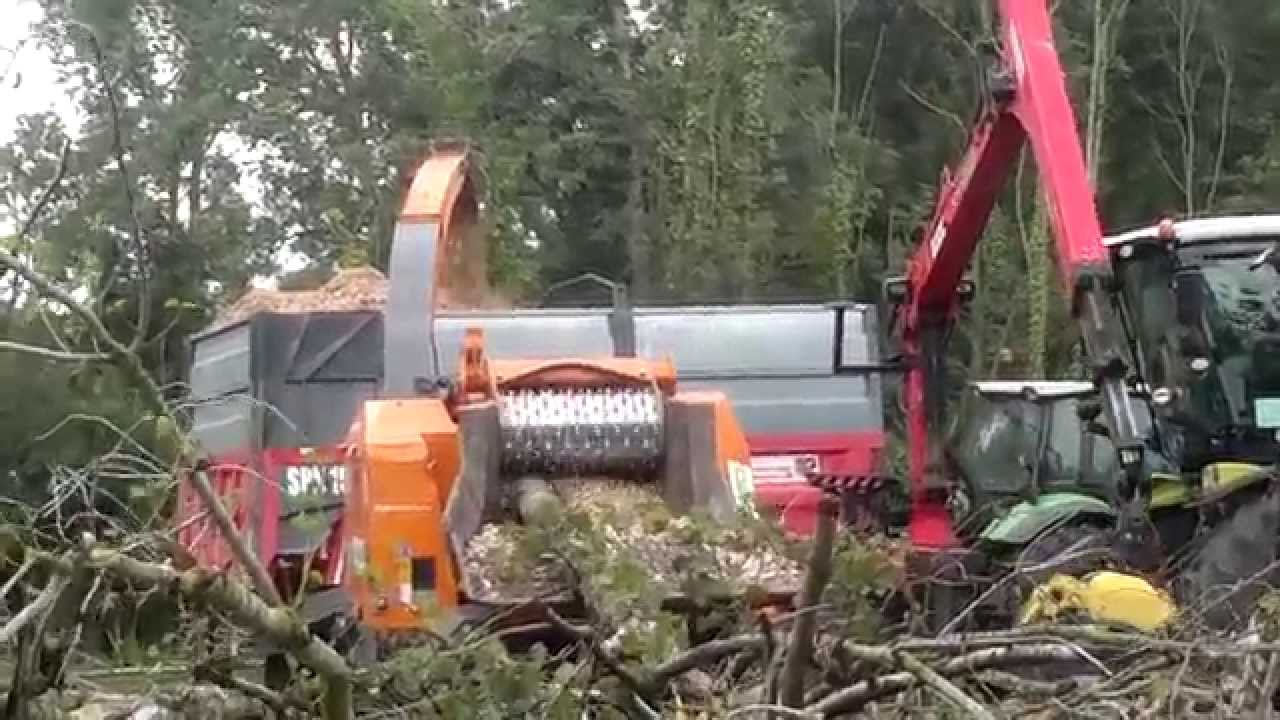 Déchiquetage de bois par la Cuma Innov'17