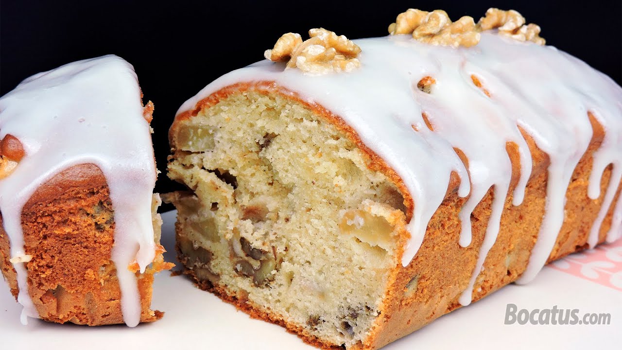 Bizcocho de queso, manzana y nueces