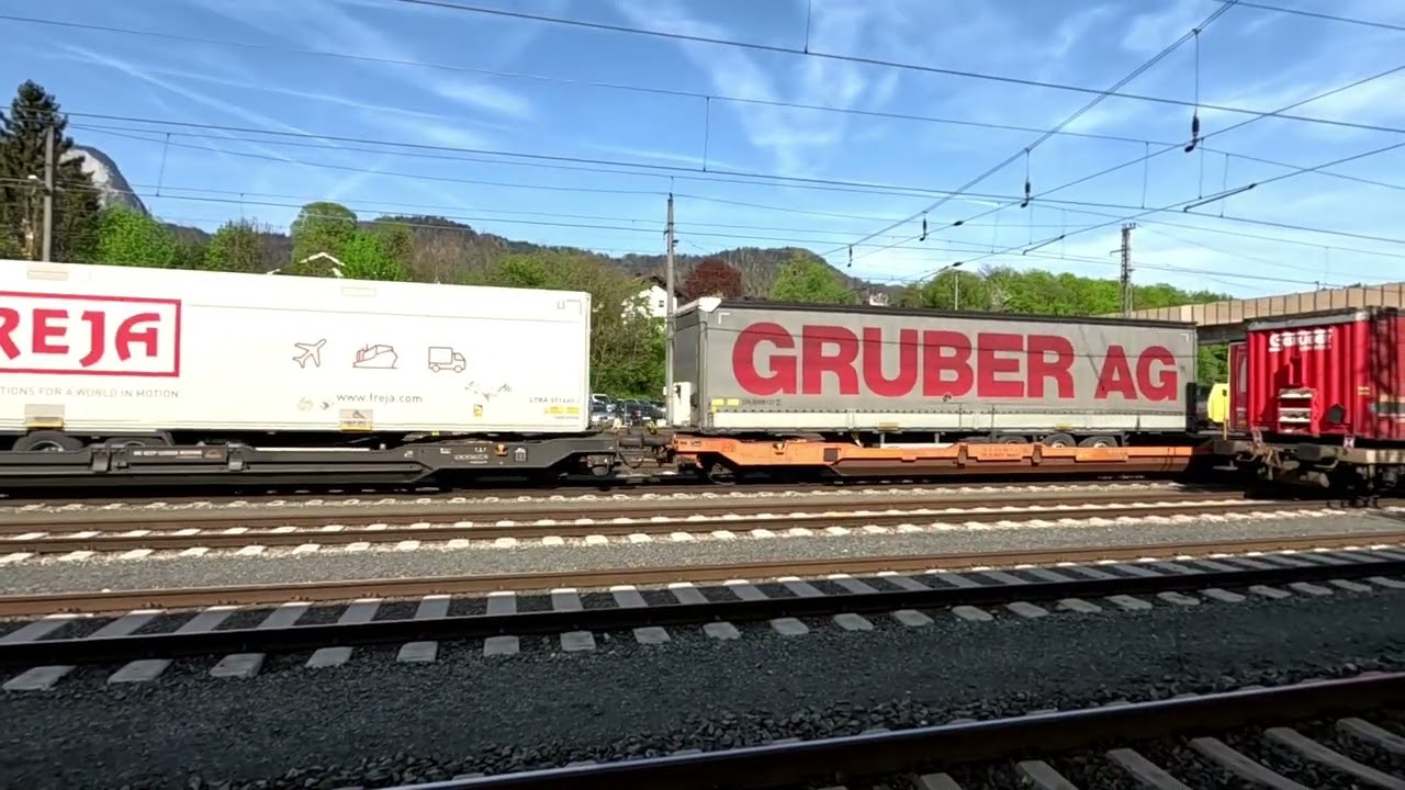 Züge in Kirchbichl und Kufstein Bahnhof