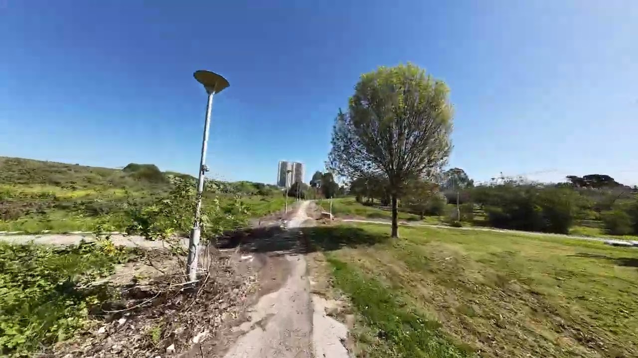 טיסת רחפן FPV מרהיבה בגבעת התמרים בעכו | פריחת שקדיות ותצפית על תל נפוליאון