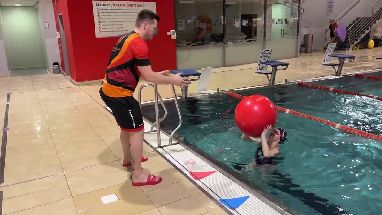 Znakové nohy ve vertikální poloze – házení ve dvojici | Vertical backstroke kick – partner ball toss