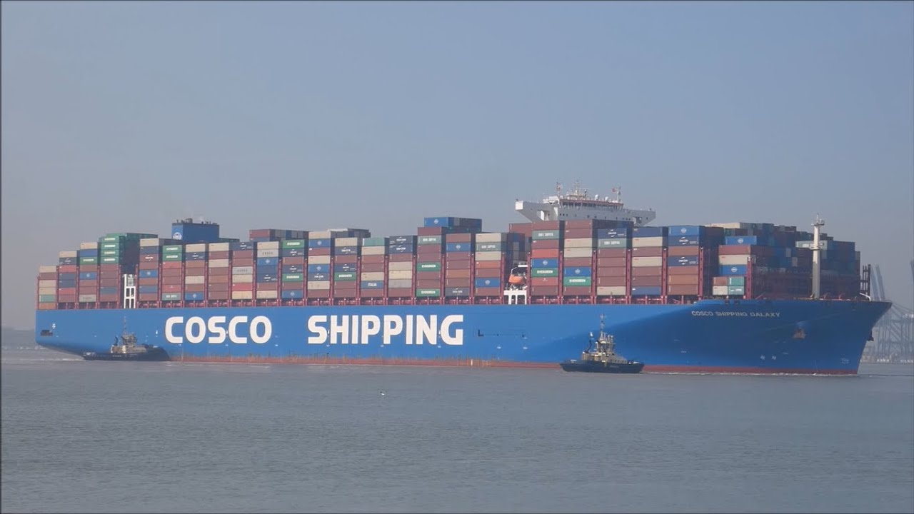 400 metre Cosco Shipping Galaxy swings to starboard with 3 tugs for Felixstowe 9    22nd March 2022