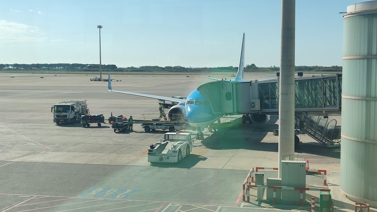 Trip report | Amsterdam - Barcelona | ECONOMY ( KLM ) 737-800 | Is klm the best airline in Europe ?