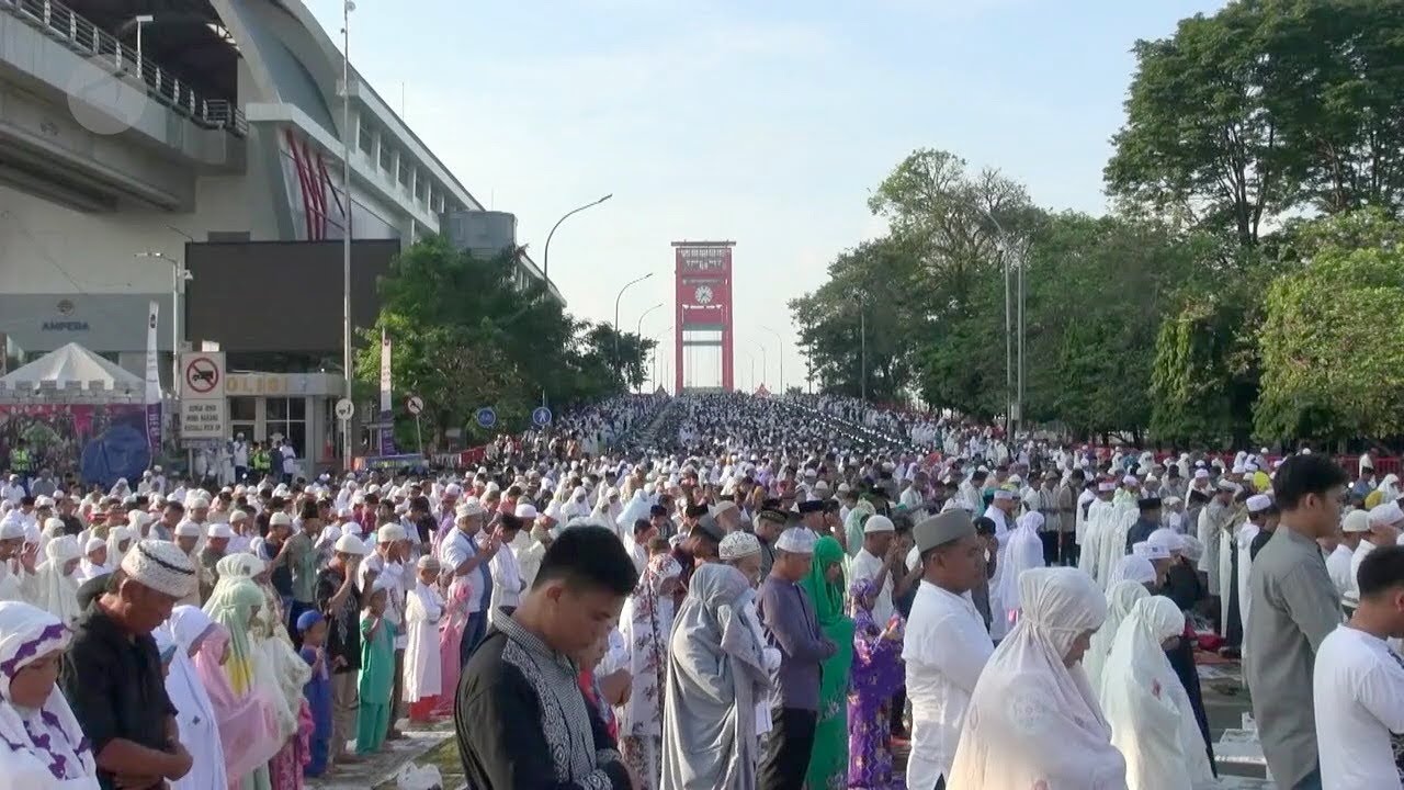 Tradisi ribuan warga salat Ied di atas jembatan Ampera