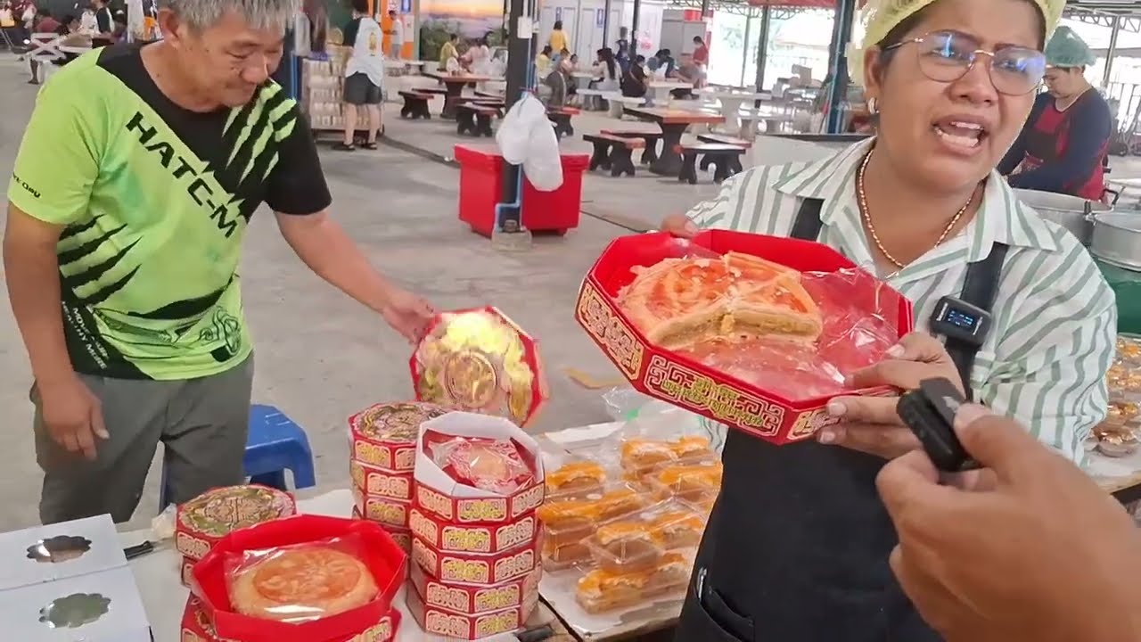 เปี๊ยะ กล่องละ100 !! ตลาดพี่ญาคนรุม ถูกมาก ใครมาต้องแวะมาซื้อนะ ถูกจริง