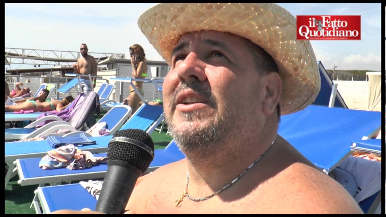 Castel Volturno, apre la prima spiaggia Lgbt della Campania: “Fuori da qui dobbiamo ancora nasconder