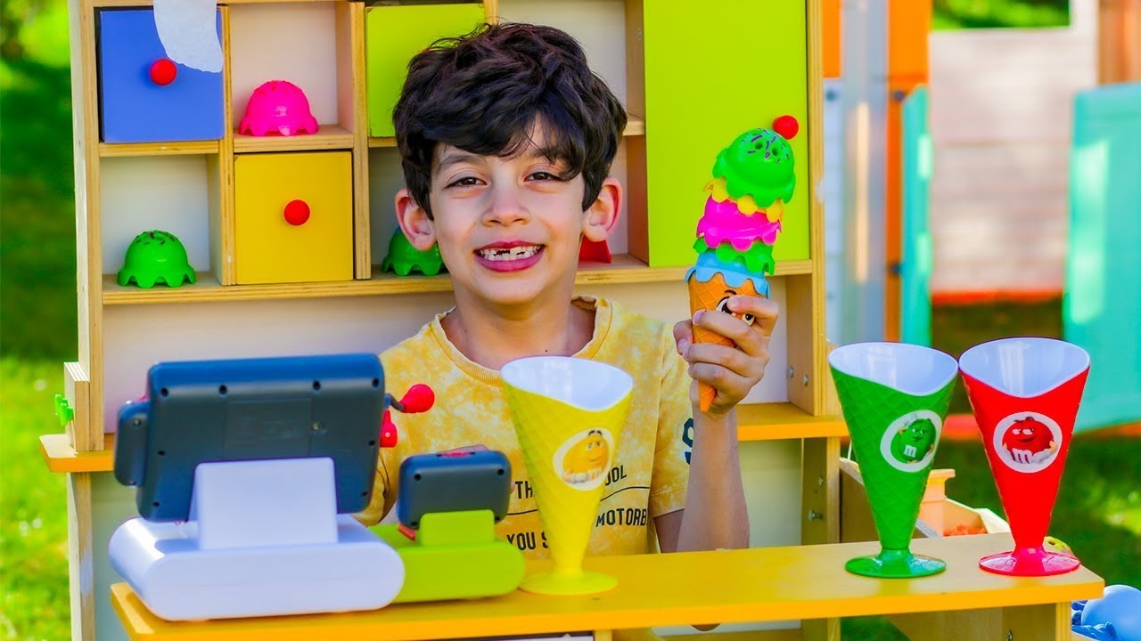 Jason प्रिटेंड प्ले फूड खरीदते हैं और आइसक्रीम