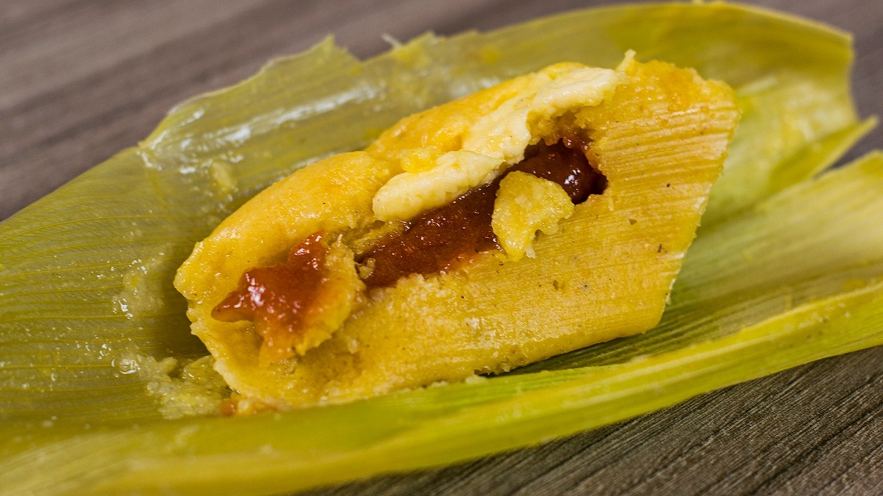 Como hacer envueltos de choclo rellenos de dulce de guayaba y queso!