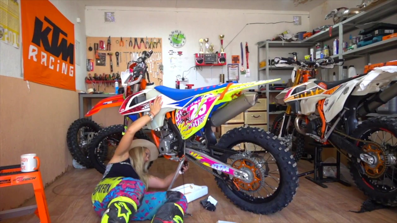 Girl changing clutch on KTM 350 EXC Six Days 2018