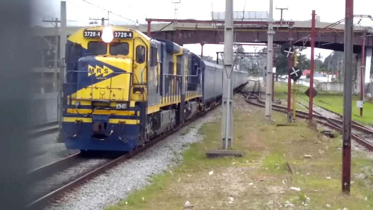 Trem da MRS passando pela estação Suzano - Linha 11 Coral