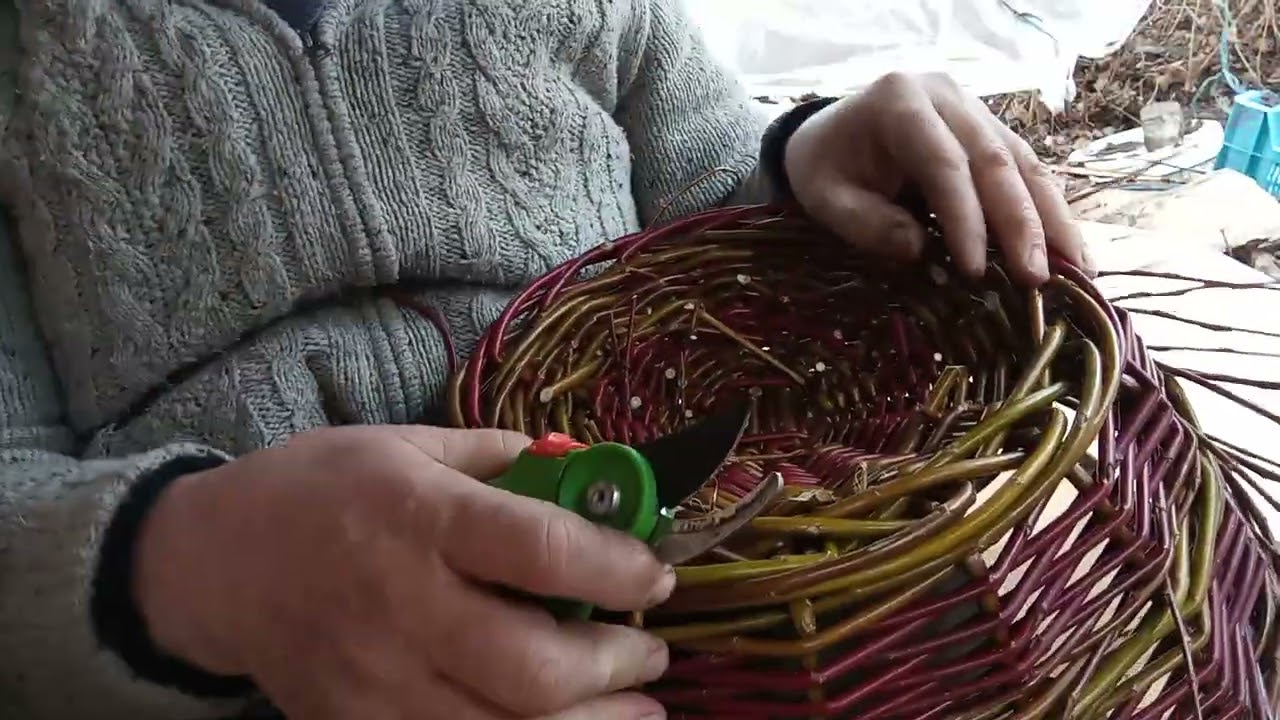 Weaving of the basket 9 VID 20260119 142742641