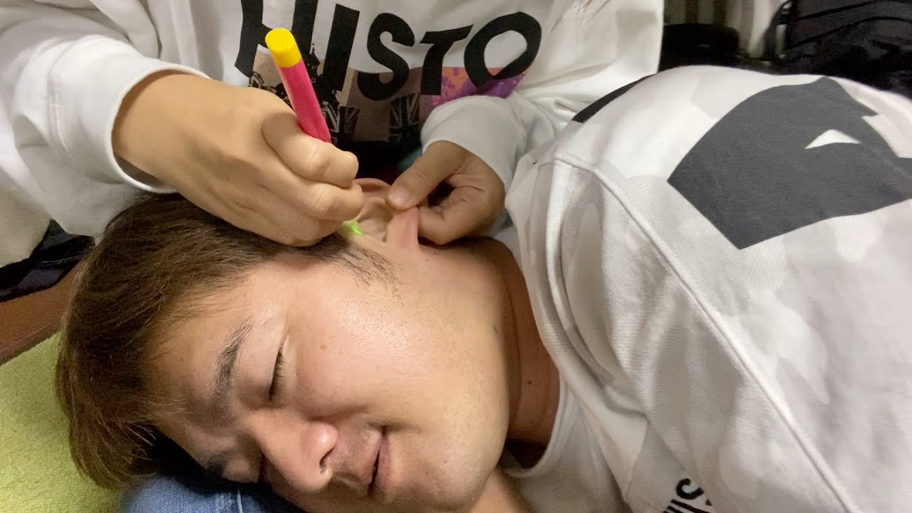 耳かきゴッソリ気持ちいい！夫の耳を綺麗に掃除♫