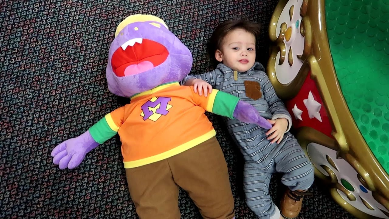 Chuck E Cheese Here Comes Mr MUNCH | ELi Loves Mr Munch! Plush Doll | Eli's First Cotton Candy