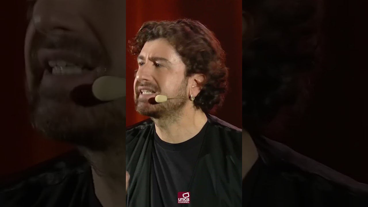 Siani  - Al ristorante con il cellulare