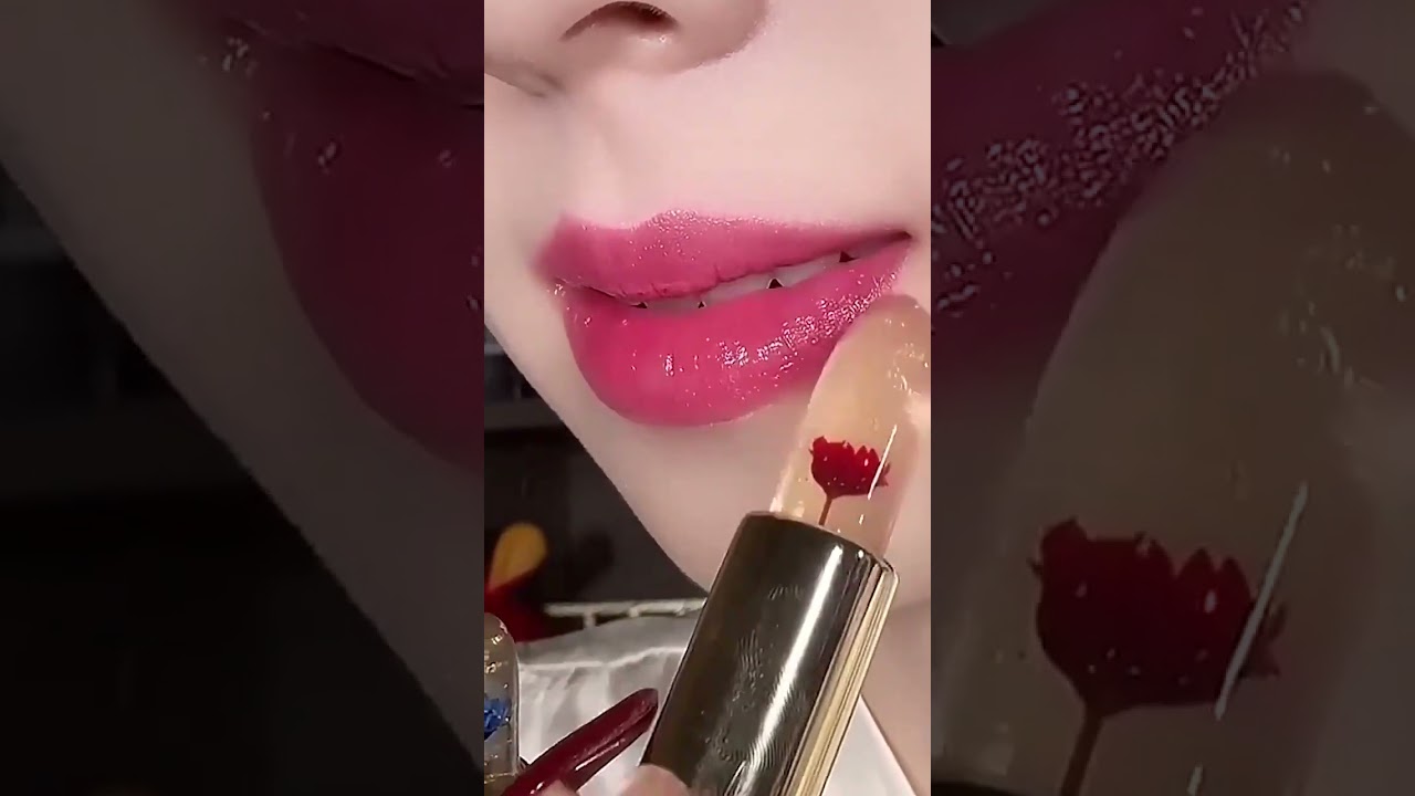 Batom m&aacute;gico   batom que cresce a boca #maquiagem #batom #liptint #gloss #uau #queisso #boca #shorts