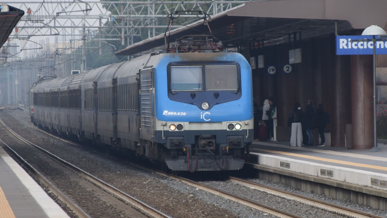 TRENI IN TRANSITO E IN ARRIVO/PARTENZA ALLA STAZIONE DI RICCIONE!