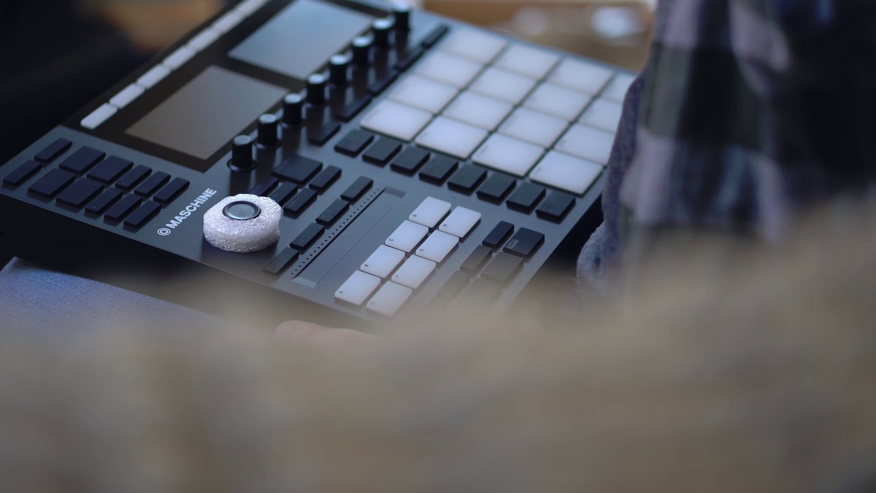 Silently unboxing Maschine MK3 on a lofi hip hop beat